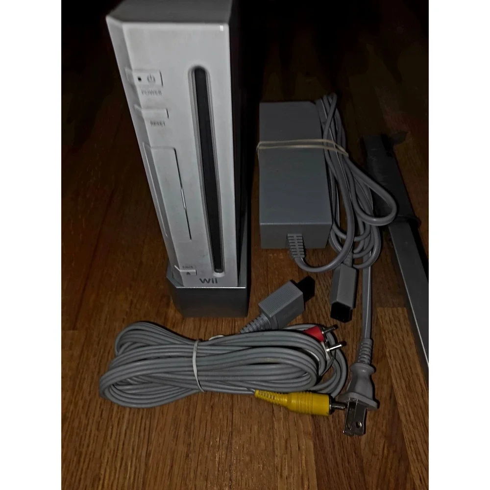 Nintendo Wii Console White RVL-001 Bundle with Cables Sensor Bar & Stand Tested